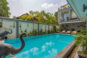 Piscine extérieure, parasols