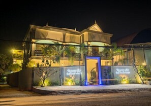 Façade de l’hébergement – soirée/nuit