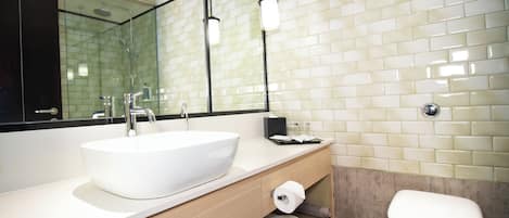 Shower, rainfall showerhead, free toiletries, hair dryer