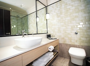 Shower, rainfall showerhead, free toiletries, hair dryer - Changi Transit Hotel Terminal 1 (Singapore)