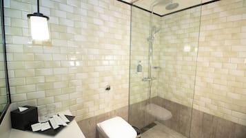Shower, rainfall showerhead, free toiletries, hair dryer