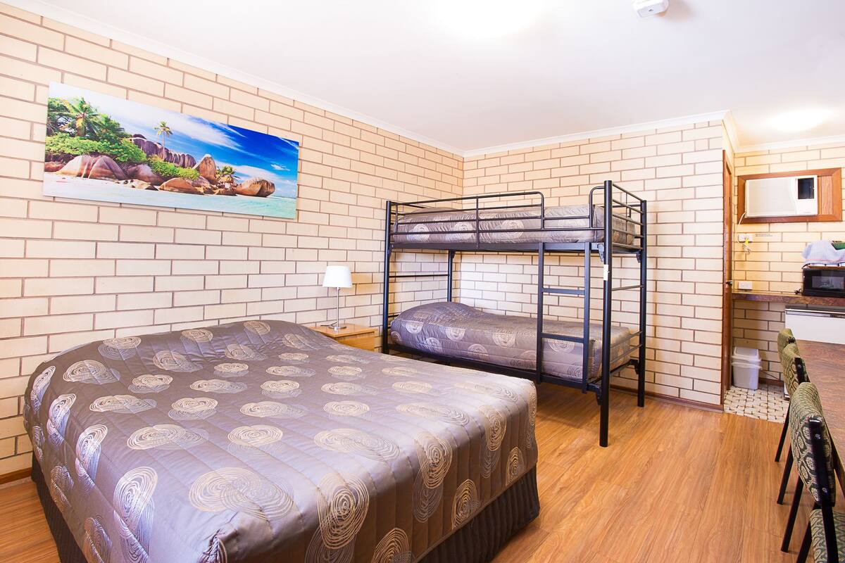 Family Room, 1 Bedroom | Meja, katil bayi/kot (surcaj), Wi-fi percuma, cadar katil 