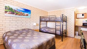 Habitación familiar, 1 habitación | Escritorio, cunas, wifi gratis y ropa de cama