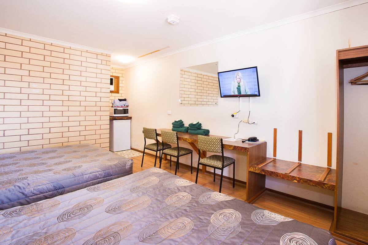 Twin Room | Meja, katil bayi/kot (surcaj), Wi-fi percuma, cadar katil 