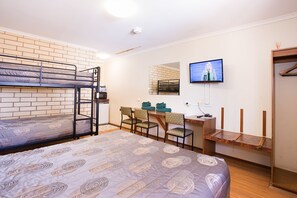 家庭房, 1 间卧室 | 办公桌、婴儿床、免费 WiFi、床单