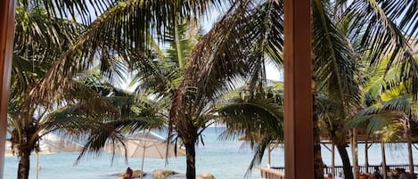 Bungalow, rannan lähellä | Minibaari, tallelokero huoneessa, työpöytä, äänieristys