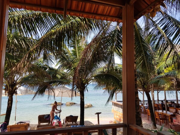 Bungalow, Strandnähe | Minibar, Zimmersafe, Schreibtisch, schallisolierte Zimmer