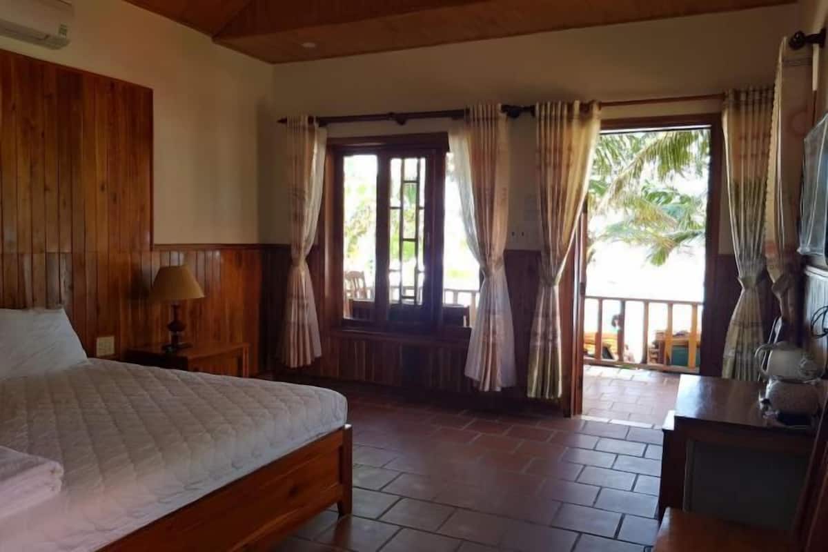 Frigobar, cofres nos quartos, escrivaninha, quartos à prova de som