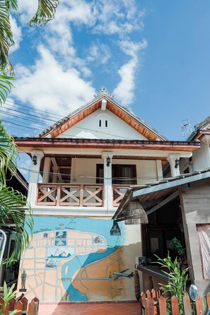 Vista frontal de la propiedad