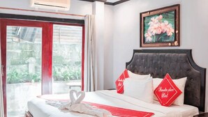 Family Room | Minibar, in-room safe, desk, soundproofing