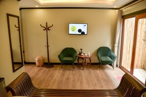 Superior Double Room | Minibaari, tallelokero huoneessa, työpöytä, äänieristys