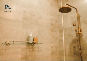 Familiekamer | Badkamer | Gratis toiletartikelen, een haardroger, badjassen, pantoffels
