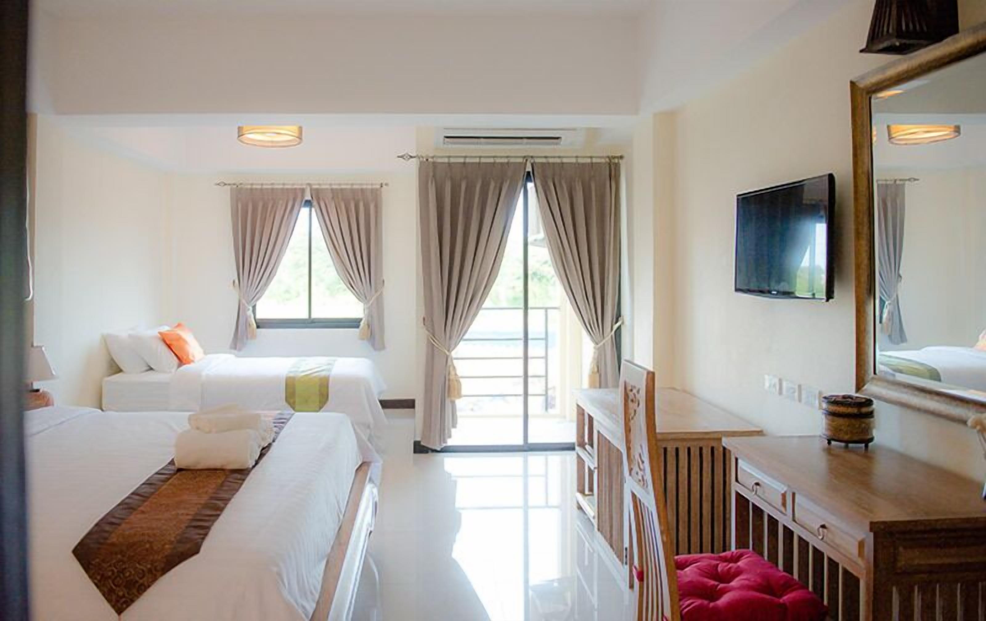 deluxe triple room | minibar, desk, free wifi