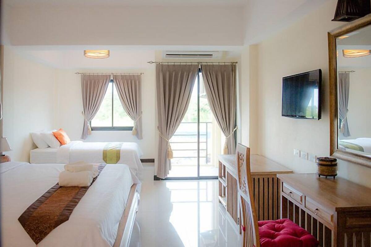 deluxe triple room | minibar, desk, free wifi