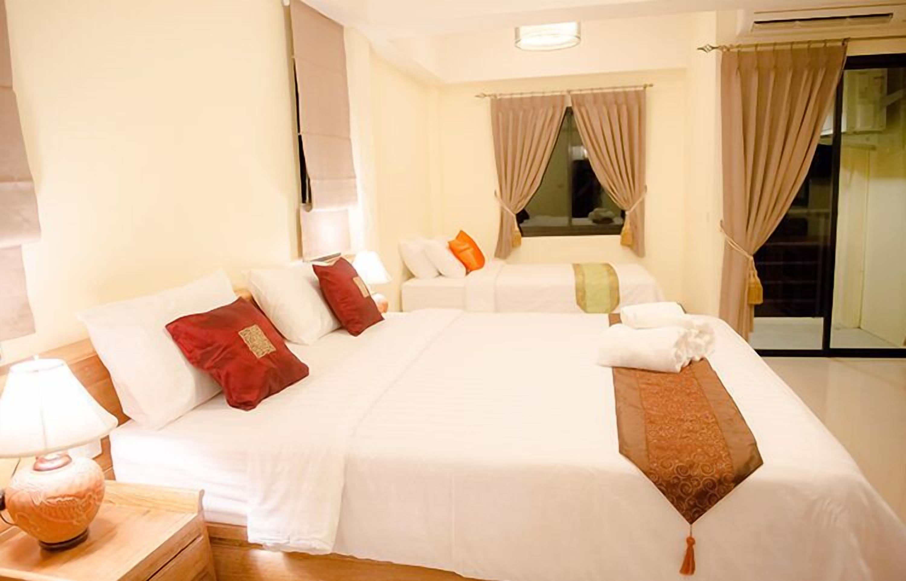 deluxe triple room | minibar, desk, free wifi