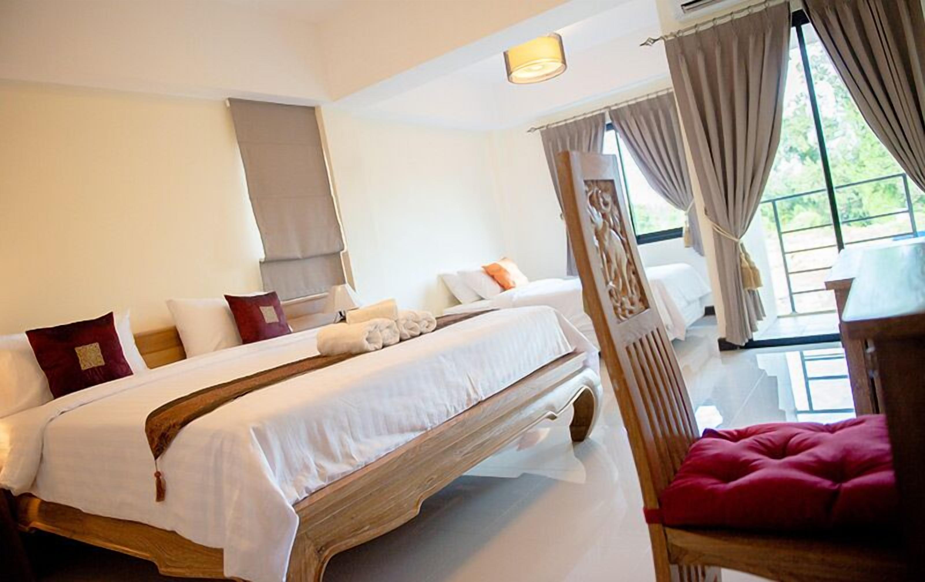 deluxe triple room | minibar, desk, free wifi
