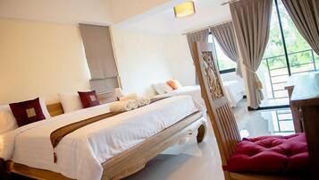 Quarto triplo luxo | Frigobar, escrivaninha, Wi-Fi de cortesia