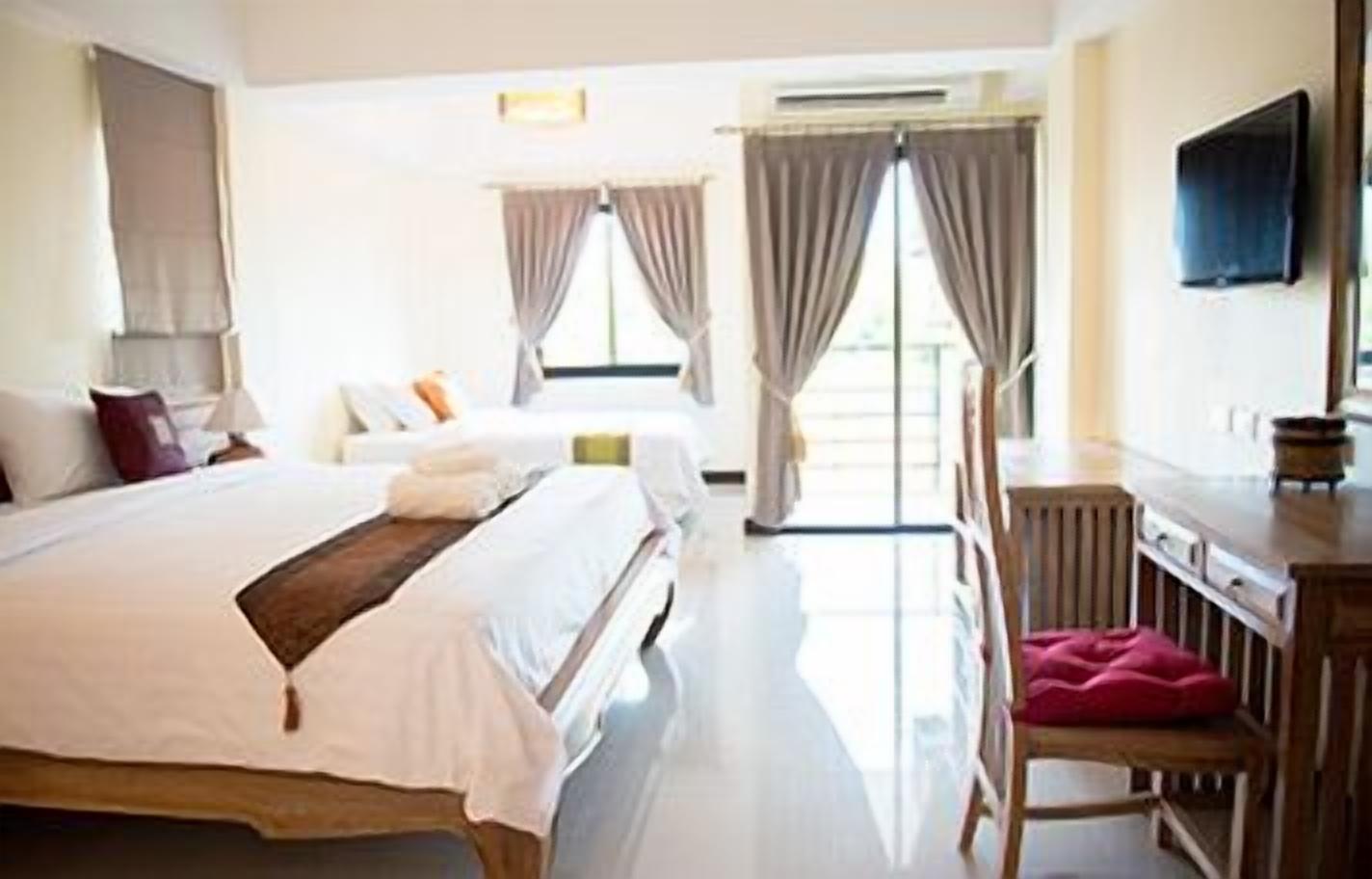 deluxe triple room | minibar, desk, free wifi