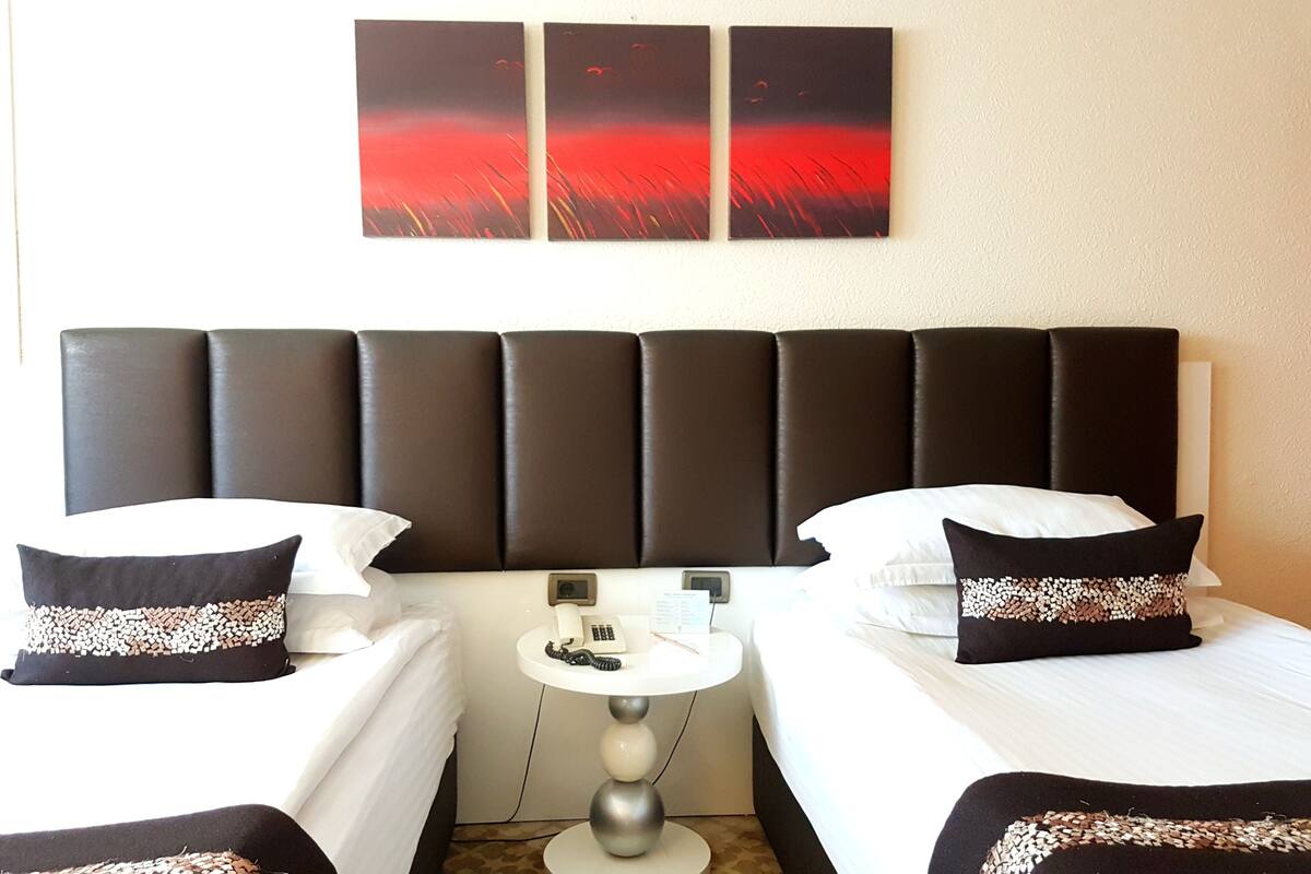 standard single room | minibar, in-room safe, desk, soundproofing