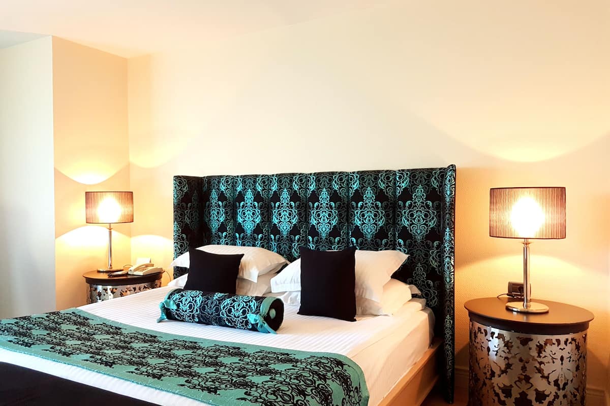 deluxe suite | minibar, in-room safe, desk, soundproofing