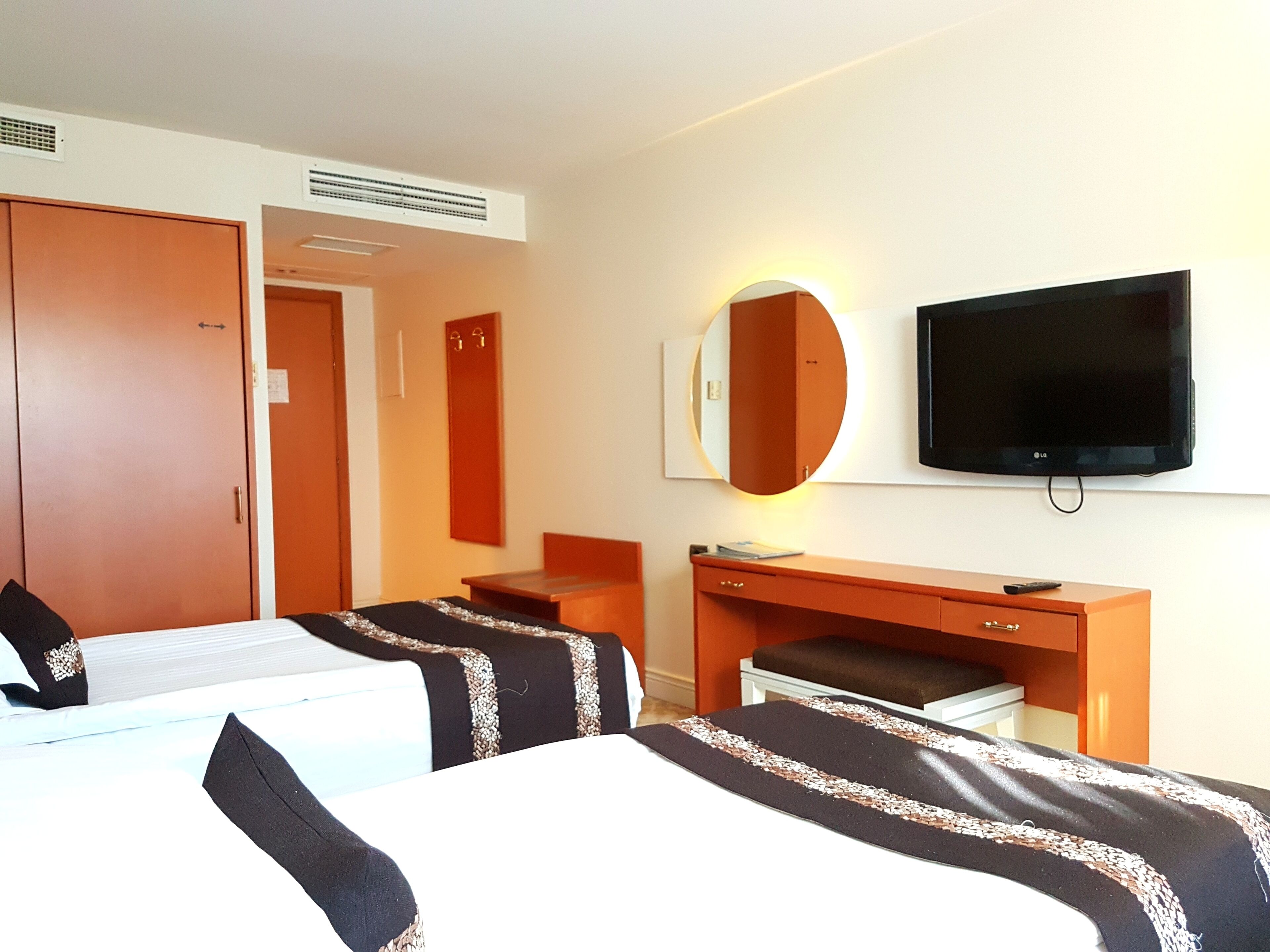 standard single room | minibar, in-room safe, desk, soundproofing