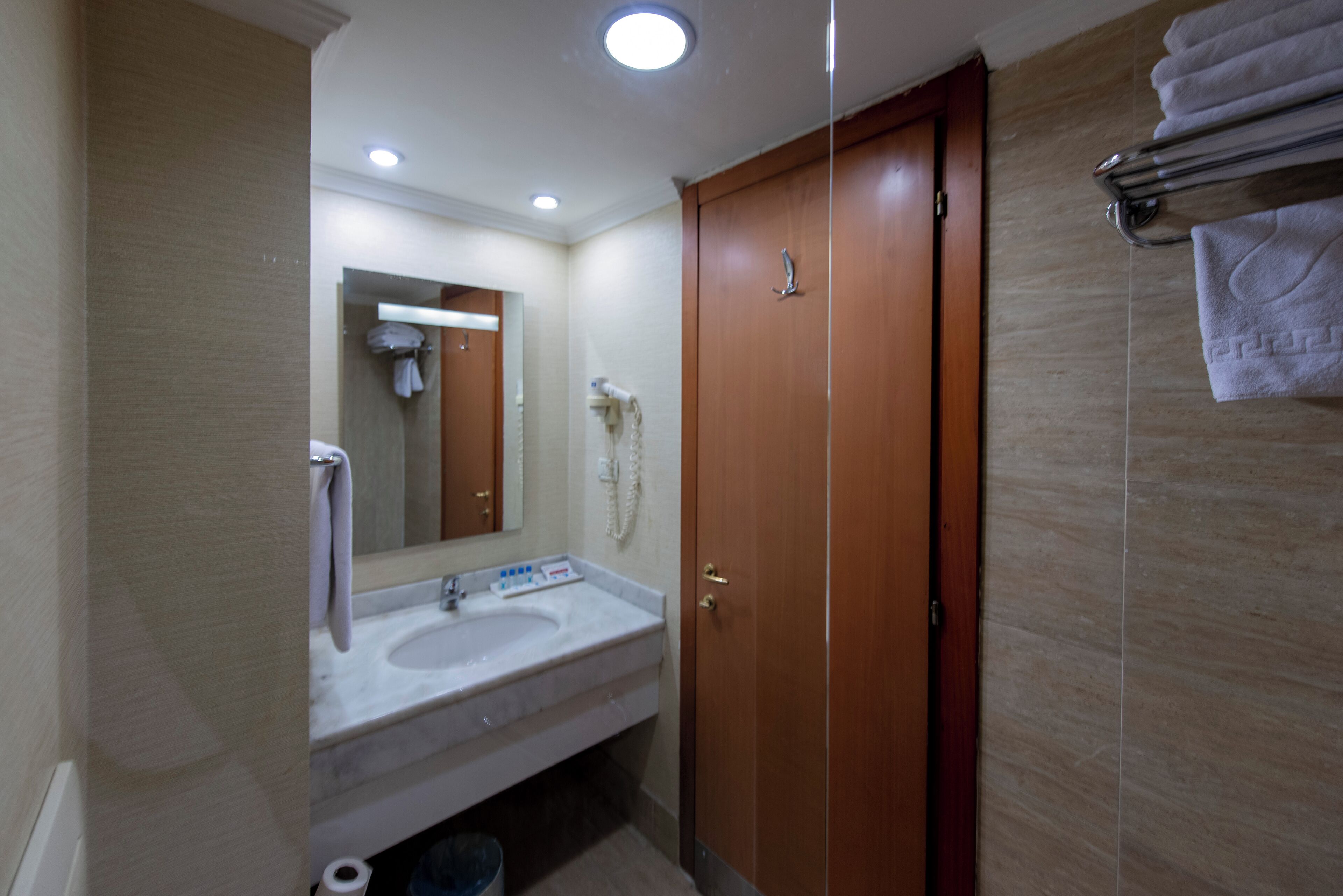 standard double room | minibar, in-room safe, desk, soundproofing