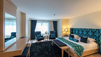 Deluxe Suite | Minibar, in-room safe, desk, soundproofing