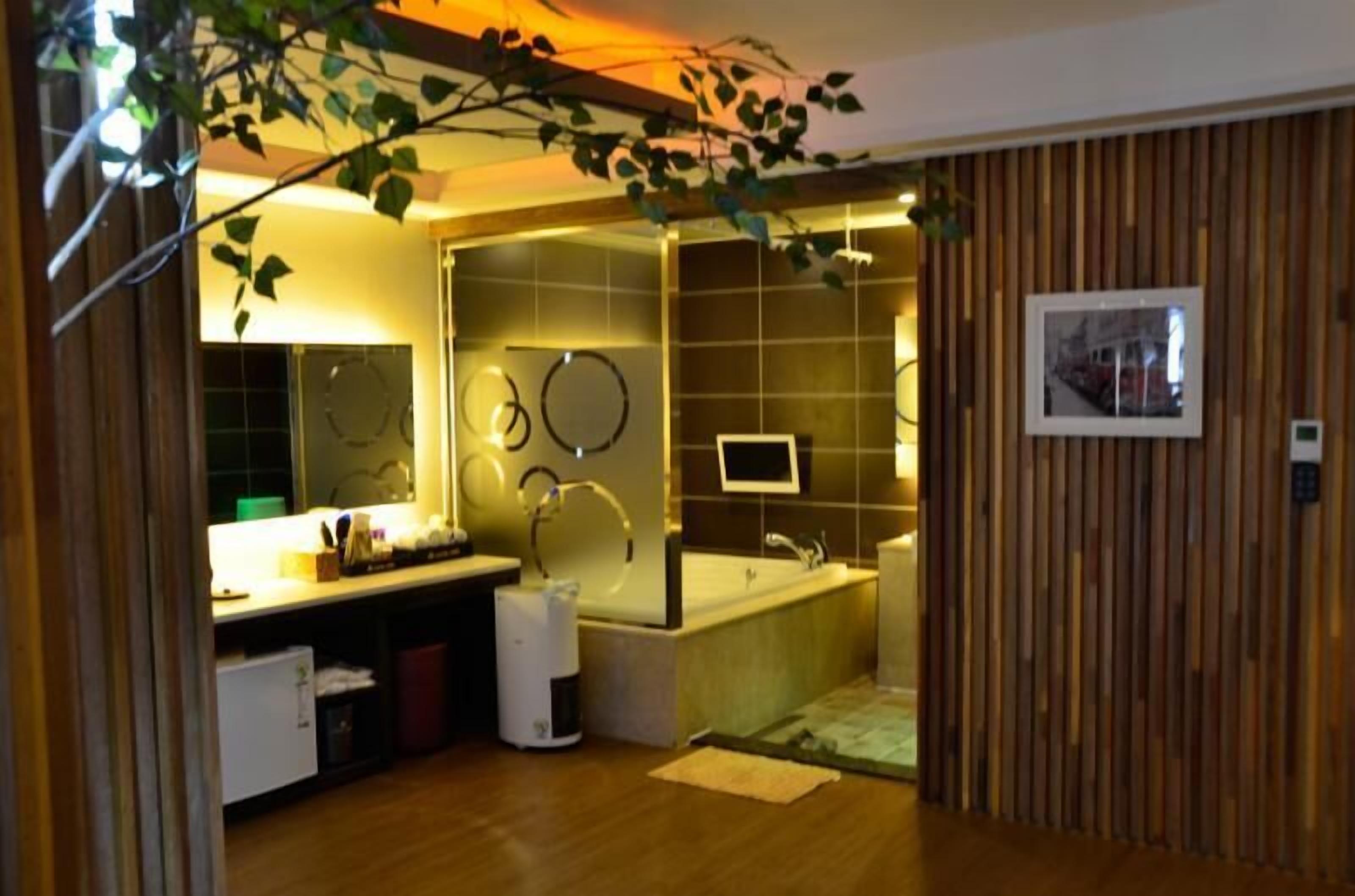 shower, free toiletries, towels