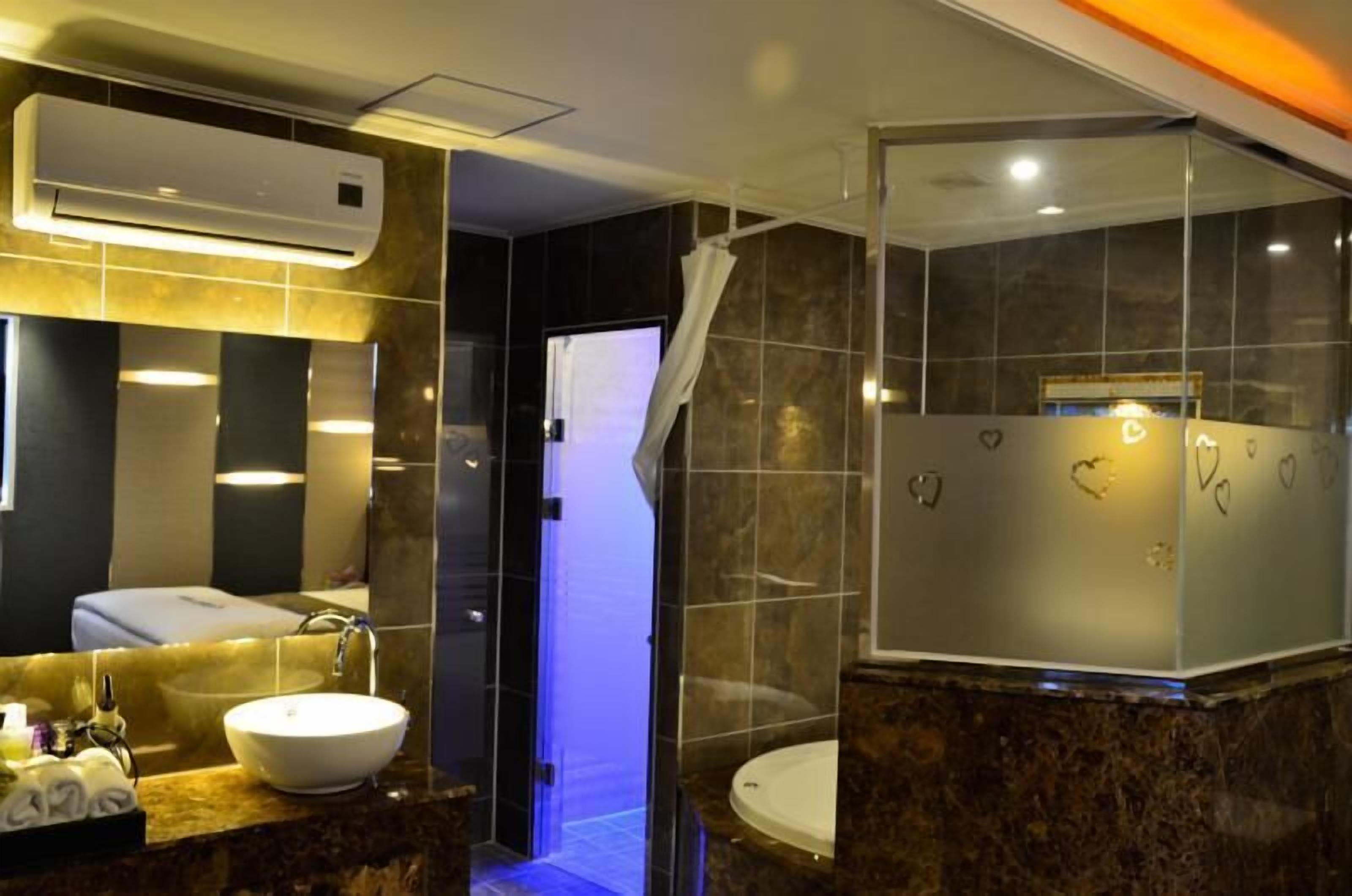 deluxe room | bathroom | shower, free toiletries, towels