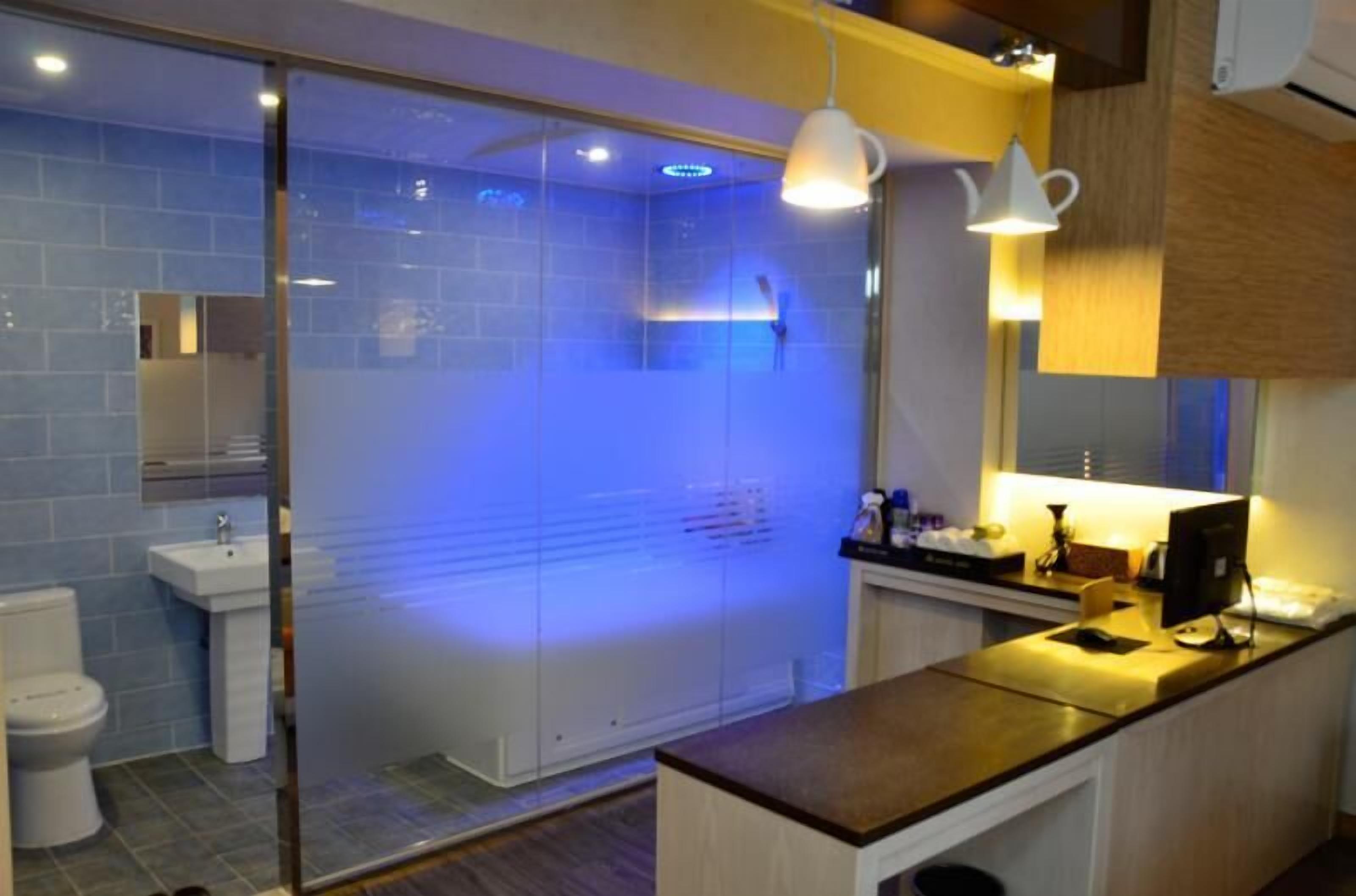 shower, free toiletries, towels