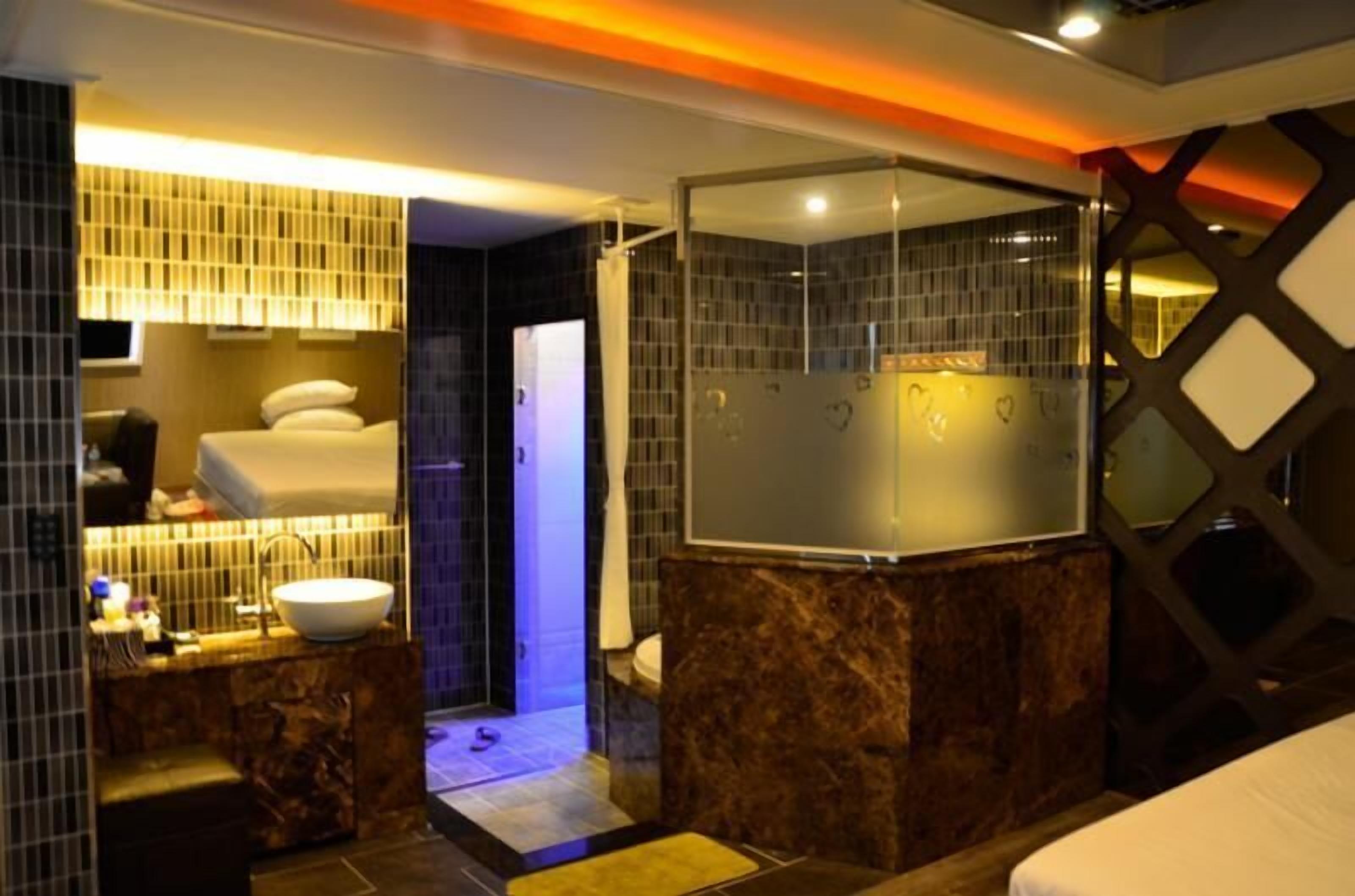 shower, free toiletries, towels