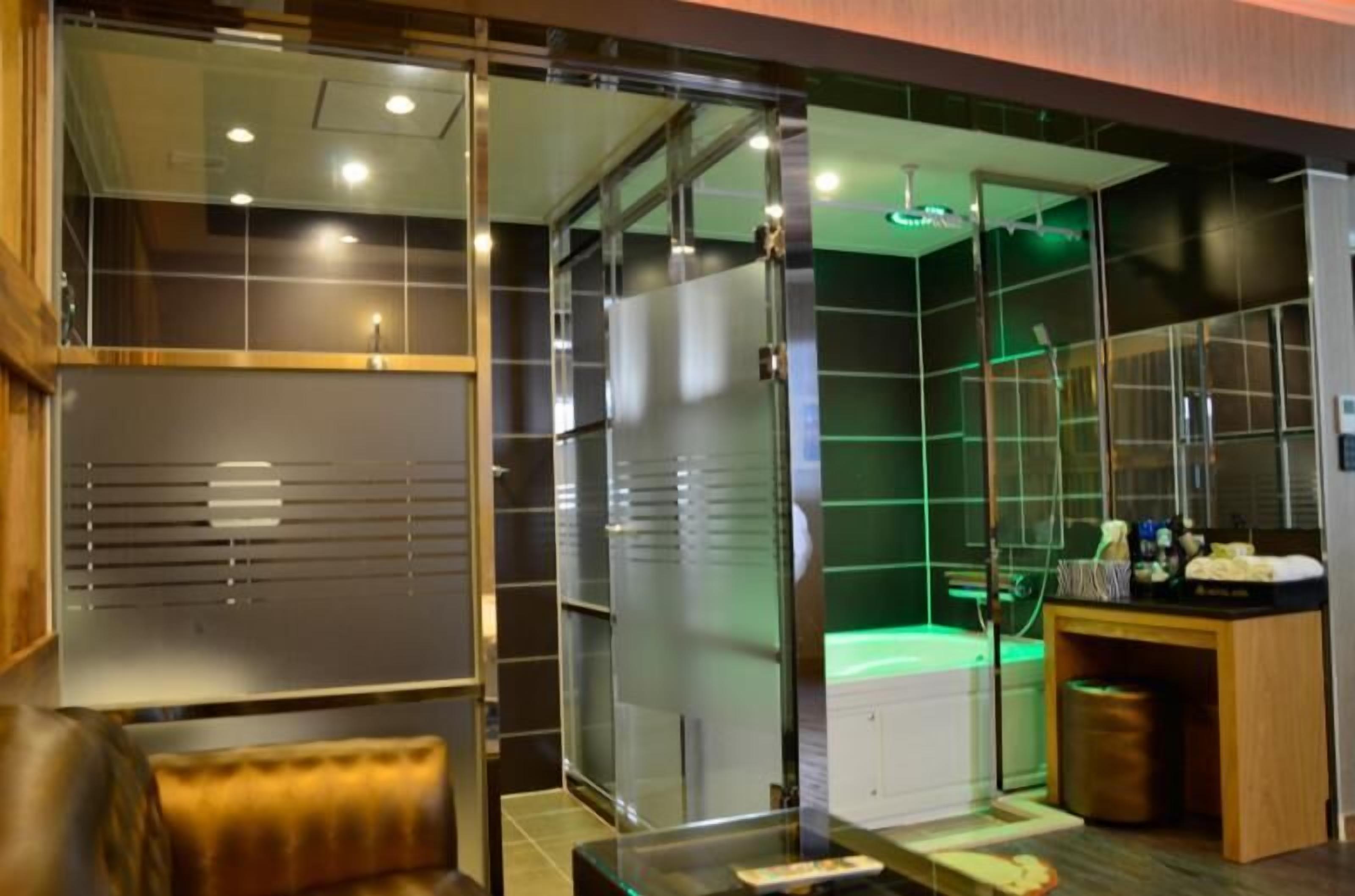 shower, free toiletries, towels