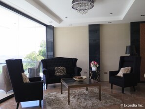 Lobby sitting area - Splash Suites Hotel Tagaytay (Tagaytay)