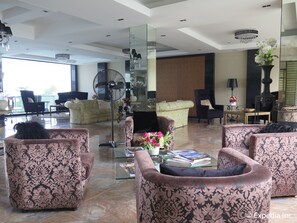 Lobby sitting area - Splash Suites Hotel Tagaytay (Tagaytay)