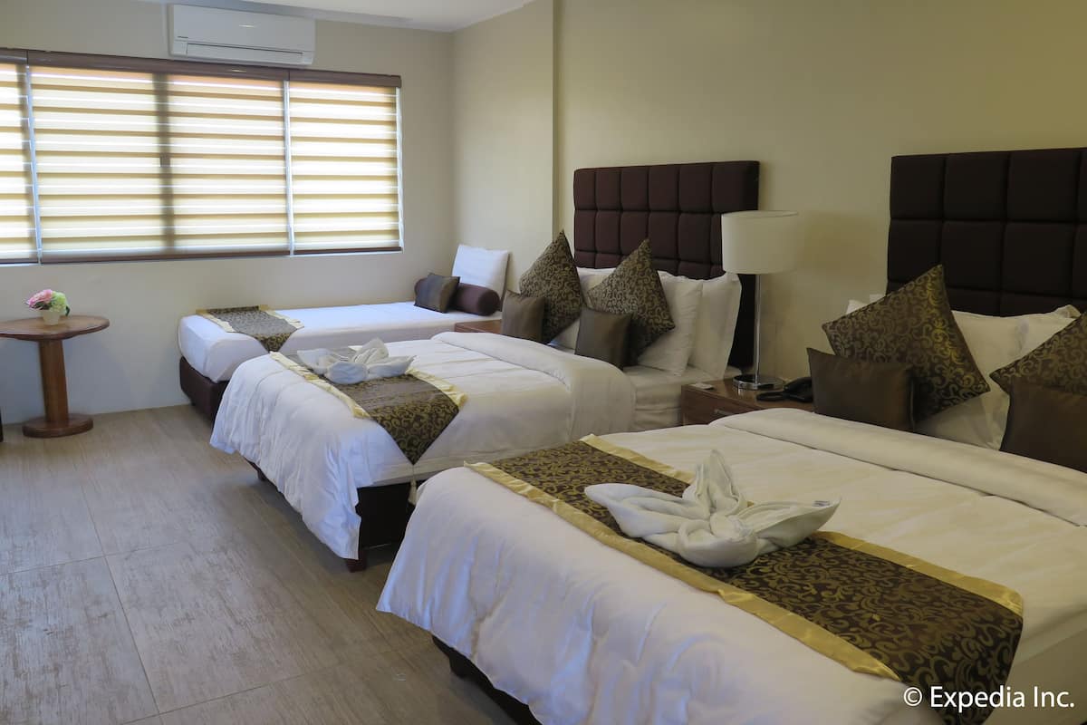 Deluxe Suite, Non Smoking | Minibar, desk