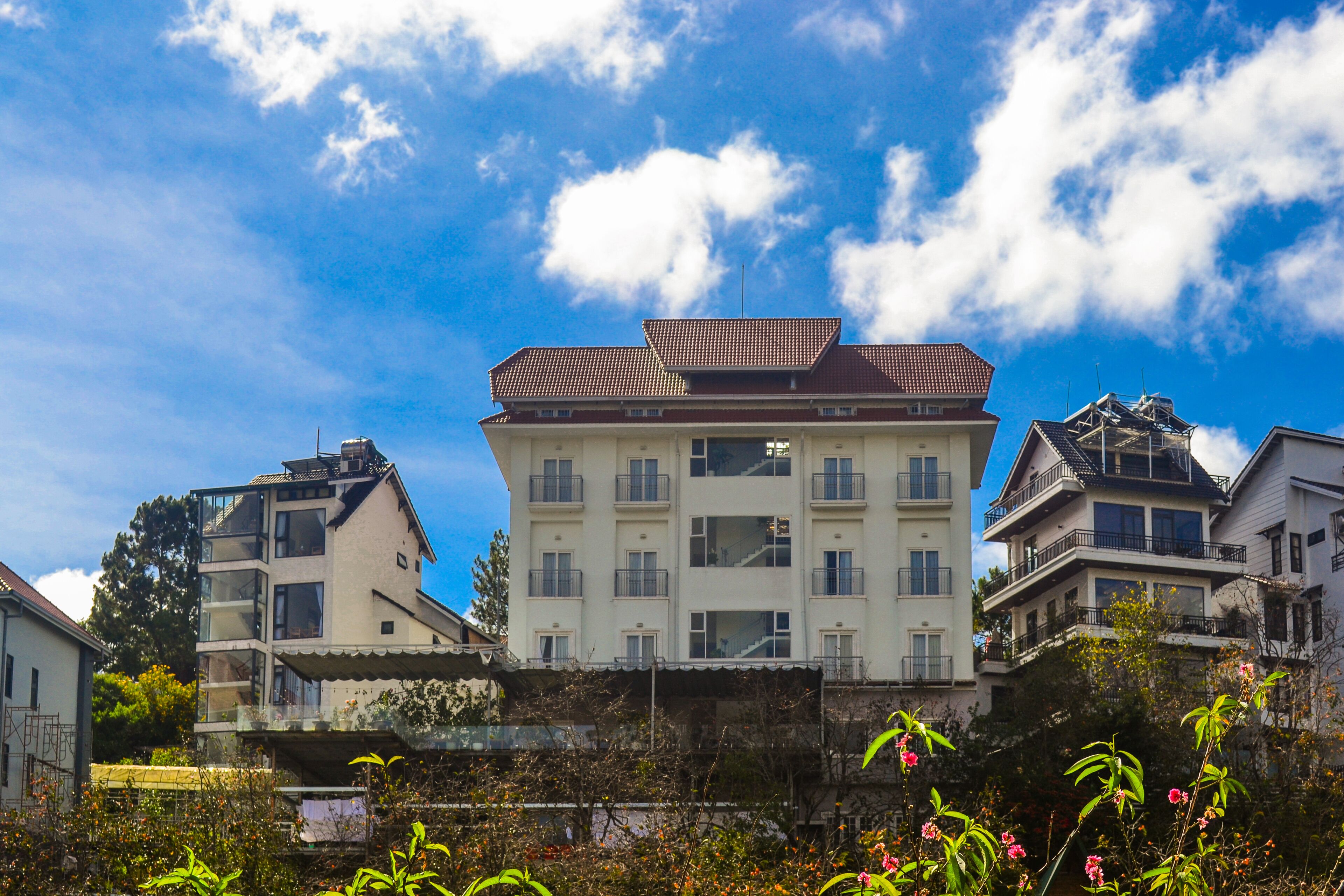 superior twin room, 2 single beds, garden view | living area | 32-inch flat-screen tv with cable channels, tv