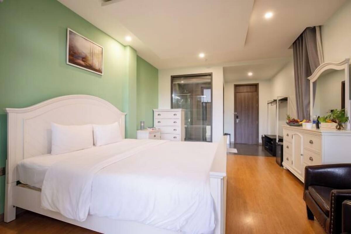 Pillowtop beds, minibar, desk, laptop workspace