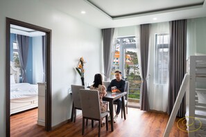 Studio Suite Super King and Bunk Bed, Balcony, Garden View | Living room