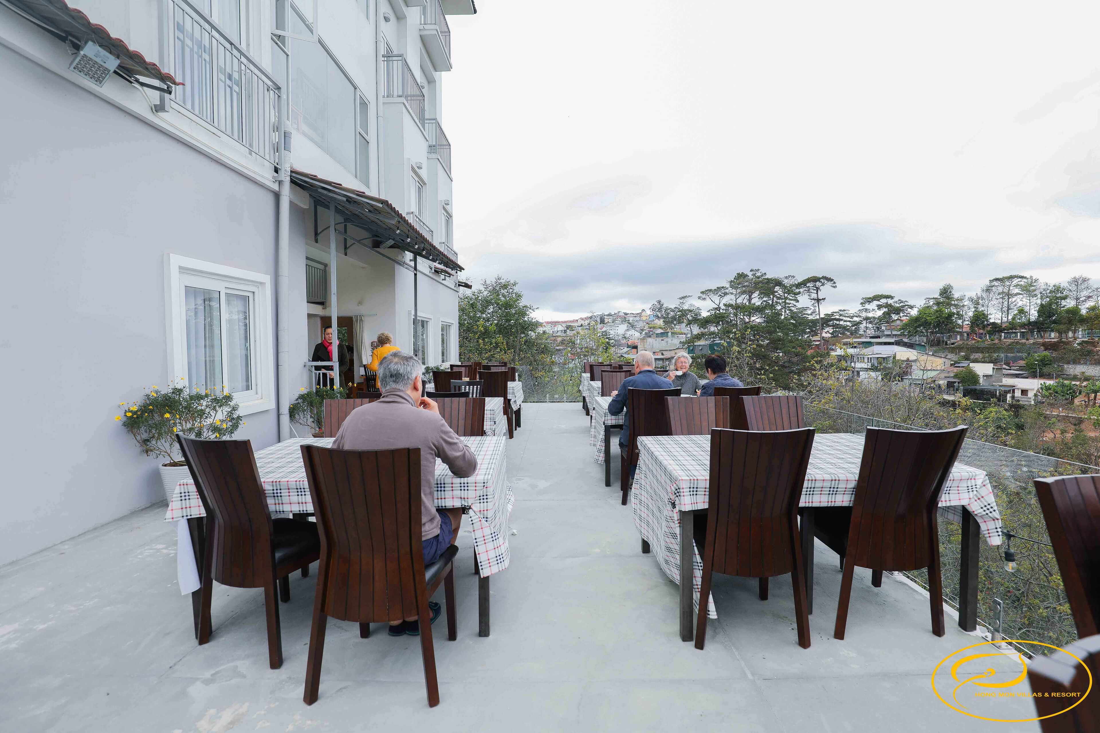 breakfast, lunch served; international cuisine, garden views