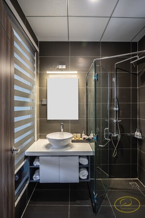 Rainfall showerhead, designer toiletries, hair dryer, slippers - Hong Mon Villa (Da Lat)