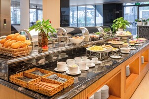 Un buffet allestito con diversi cibi e utensili.