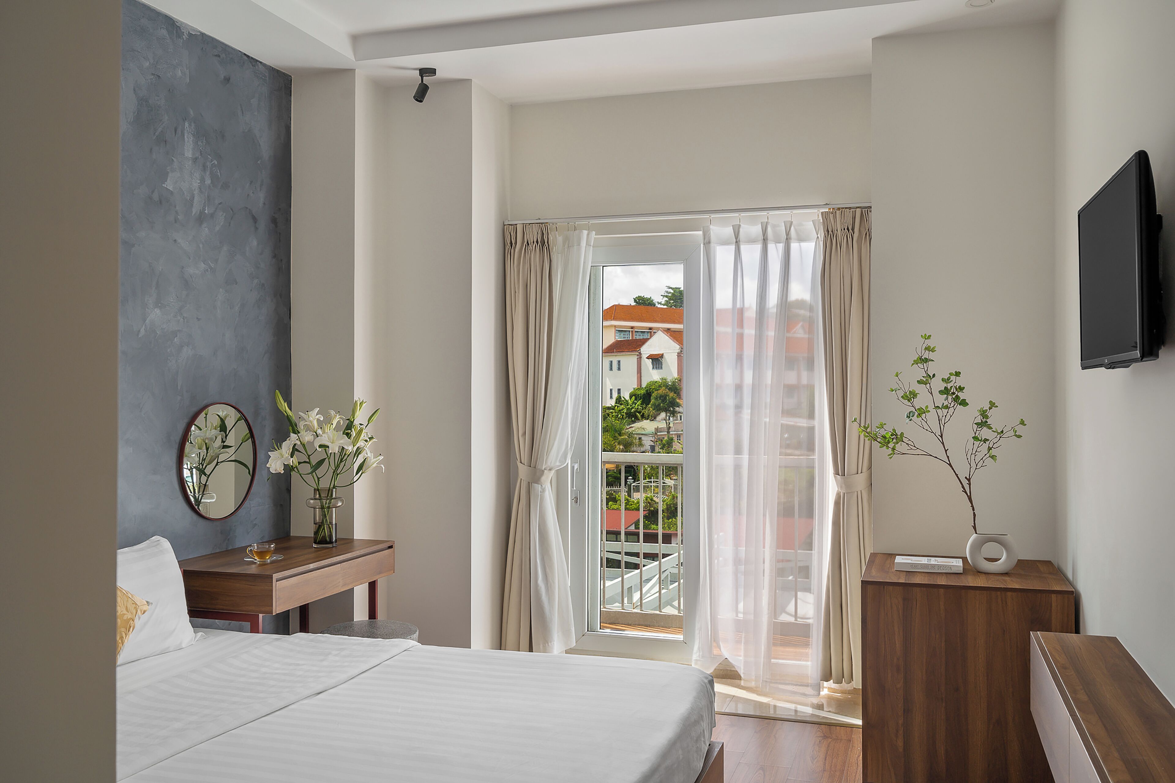 deluxe double room, 1 king bed, mountain view | 1 bedroom, pillow-top beds, minibar, individually decorated