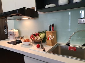 A modern kitchen with a built-in stove, a sink, and a variety of kitchen utensils and appliances. - Hong Mon Resort Da Lat (Da Lat)