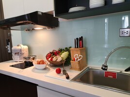 Estudio, balcón, vistas al jardín (Studio Suite Super King and Bunk Bed) | Servicio de comidas en la habitación