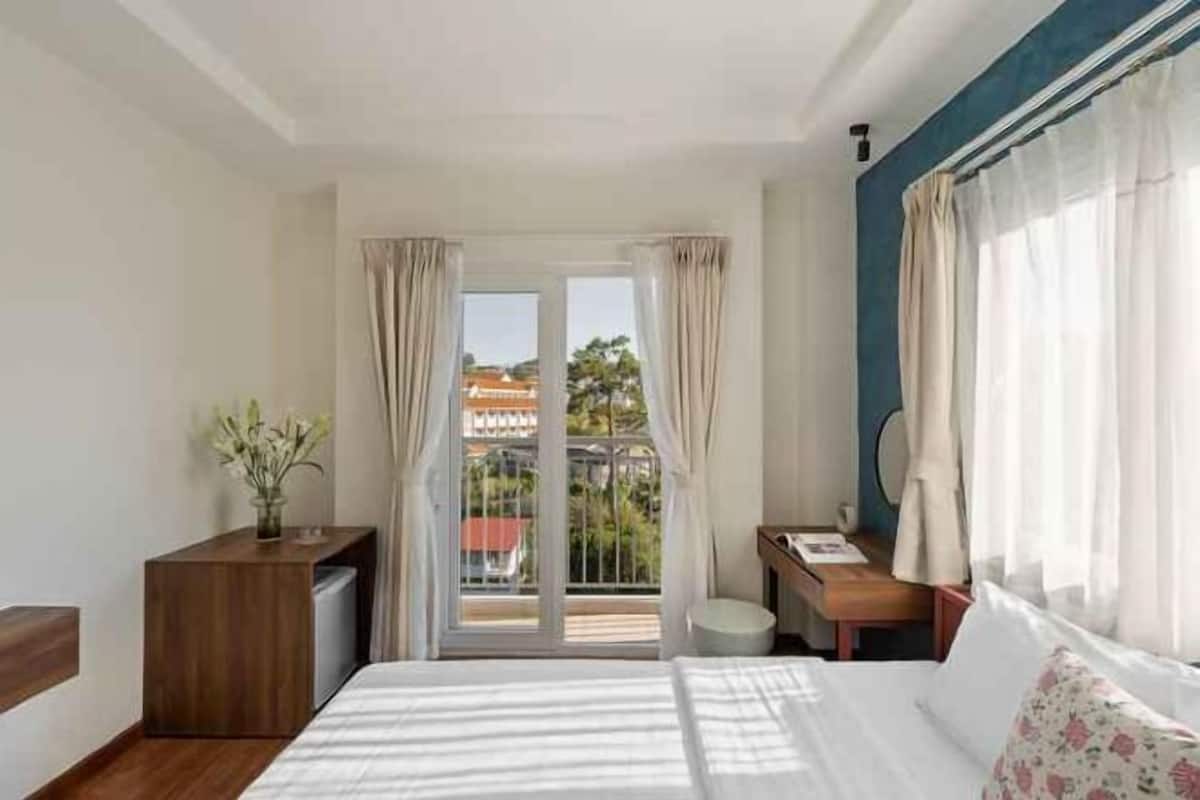 Camas con pillow-top, minibar, decoración personalizada y escritorio