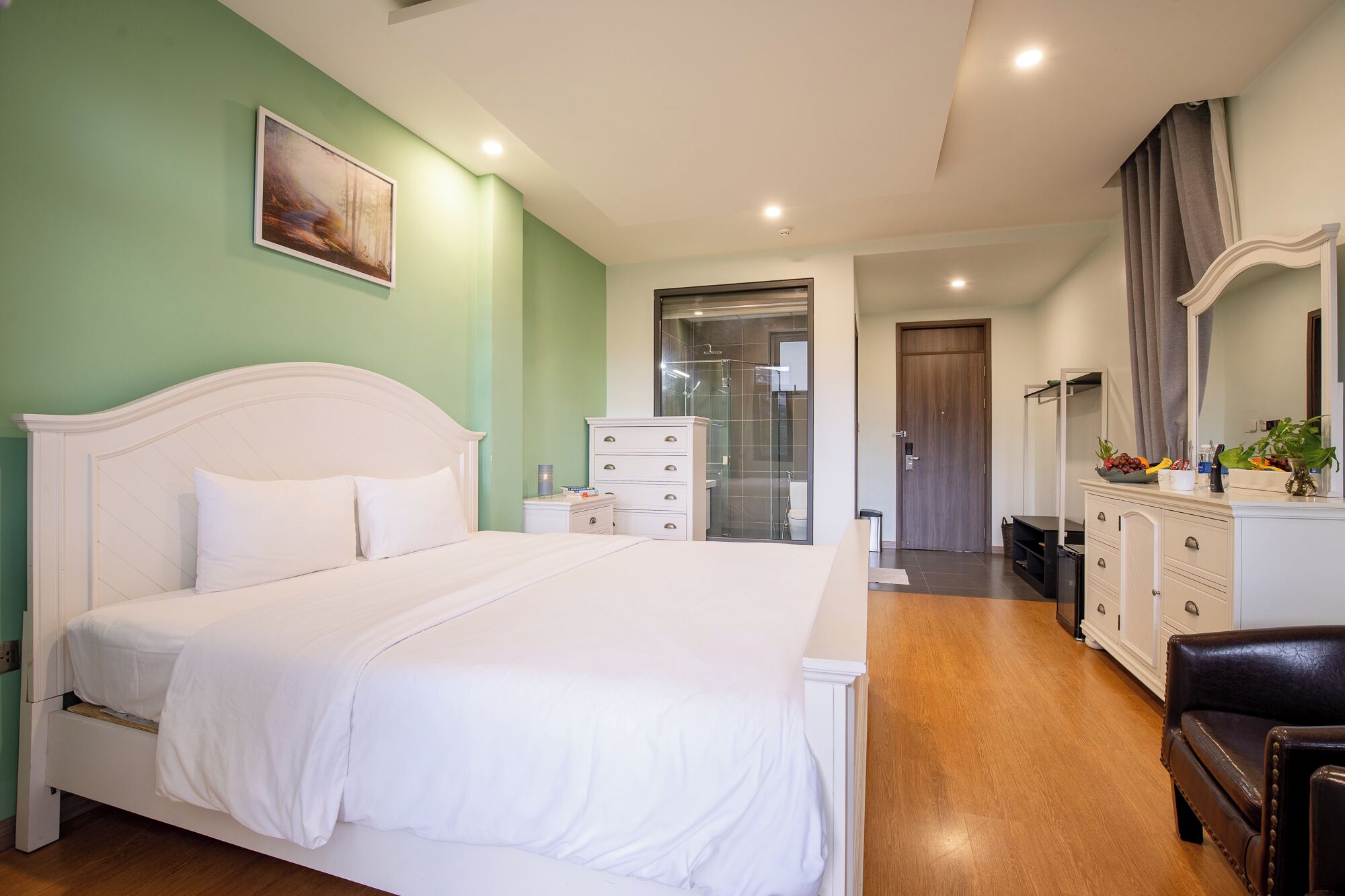 Colchones con pillow-top, minibar y escritorio 