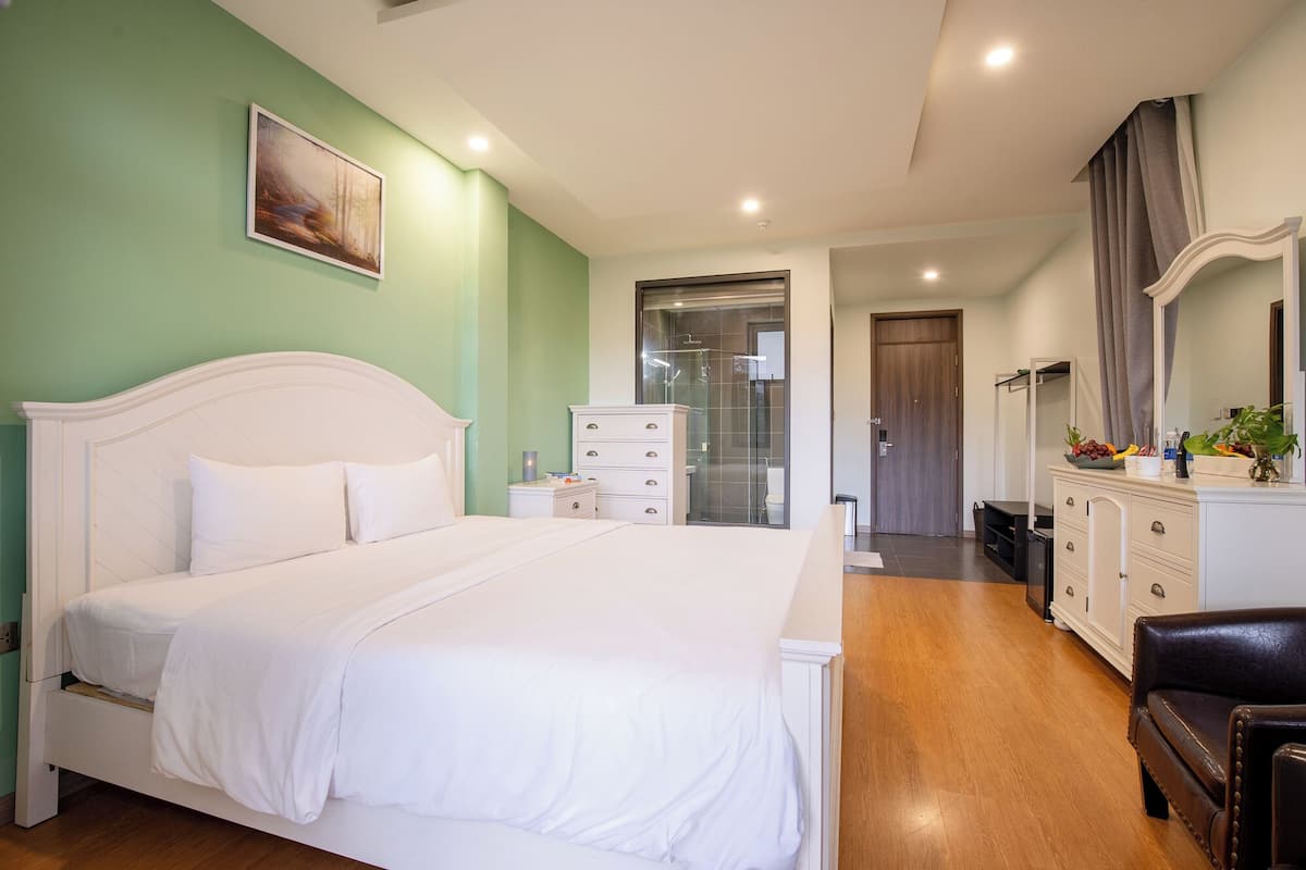 Pillowtop beds, minibar, desk, laptop workspace