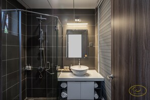 Rainfall showerhead, designer toiletries, hair dryer, slippers - Hong Mon Villa (Da Lat)