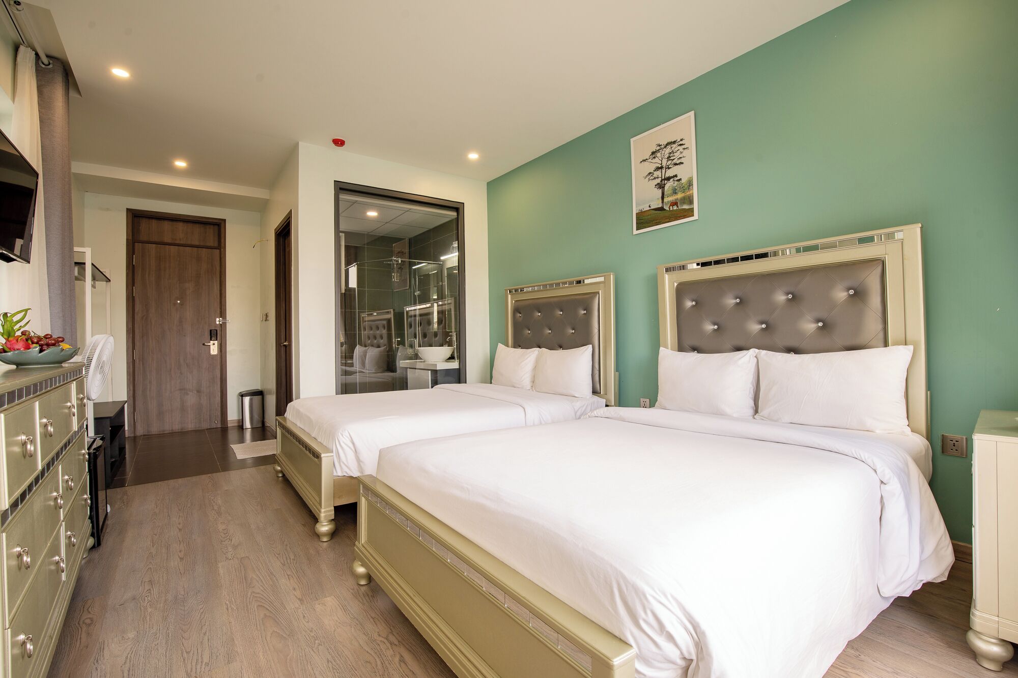 Colchones con pillow-top, minibar y escritorio 