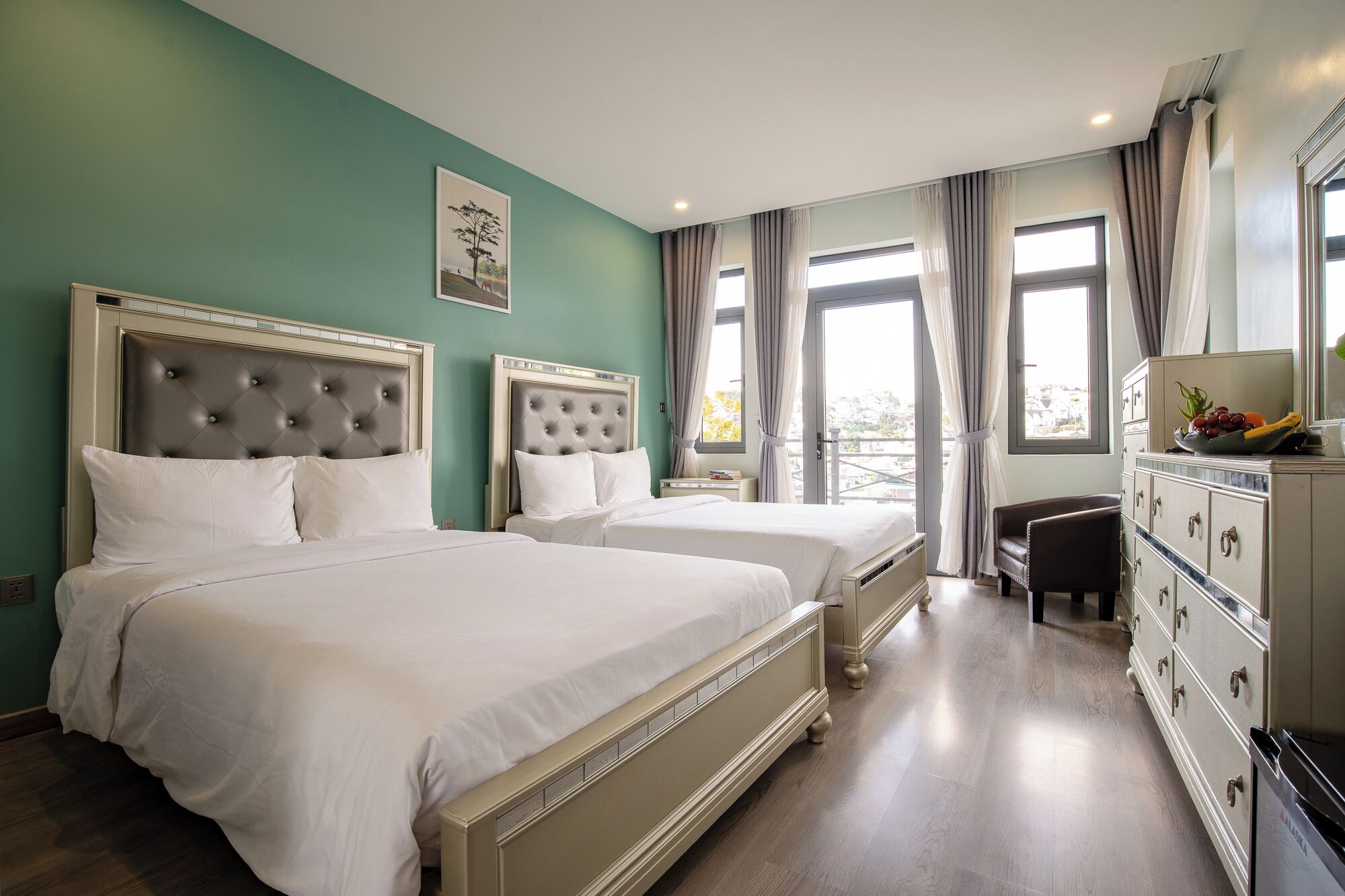 Colchones con pillow-top, minibar y escritorio 